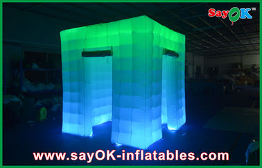La cabina di evento visualizza la cabina gonfiabile della foto della luce del cubo della porta di apertura 2 con superiore principale