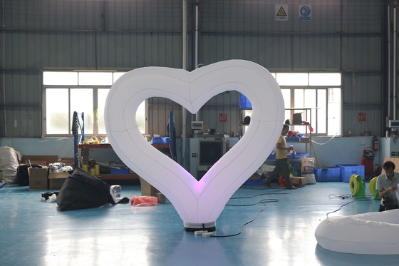 luce della cinghia LED del cuore della decorazione di 2.5M Diameter Inflatable Lighting
