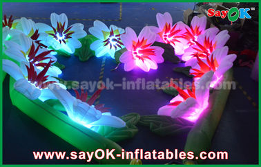 La decorazione d'accensione gonfiabile del partito ha condotto i fiori gonfiabili del panno di Oxford della catena di fiore con le luci del LED