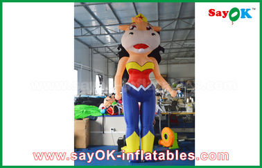 Palloni pubblicitari gonfiabili Altezza 2m Personaggi di cartoni animati gonfiabili Vacca imperatrice gonfiabile con soffiatore incorporato