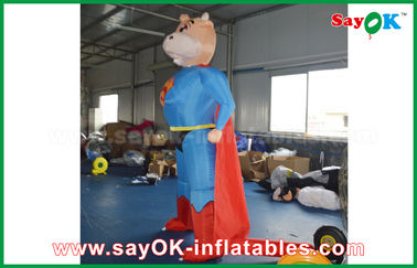 Mucca gonfiabile blu/rossa del superman ha personalizzato il modello gonfiabile del carattere animale