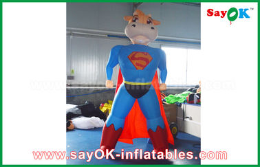 Mucca gonfiabile blu/rossa del superman ha personalizzato il modello gonfiabile del carattere animale