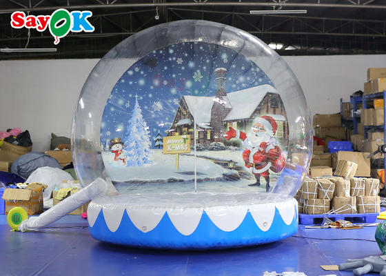 Decorazione di Natale gonfiabile romantica dell'interno del globo di neve all'aperto