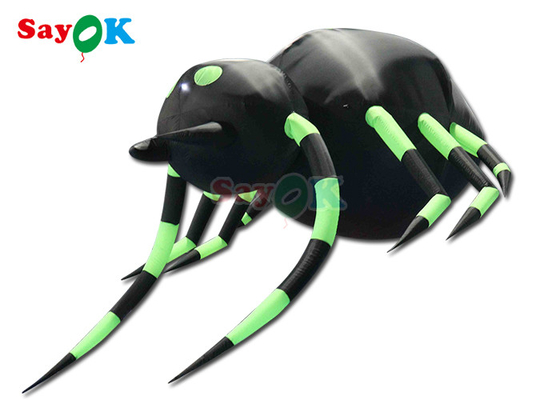 Decorazione per Halloween con un orribile ragno gonfiabile in nero e verde