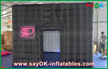 Cabina gonfiabile nera della foto della foto delle porte gonfiabili dello studio 2 impermeabile con la striscia principale per la pubblicità