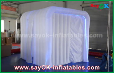 La cabina gonfiabile bianca della foto di evento della tenda gonfiabile del partito con RGB ha condotto la luce/due porte