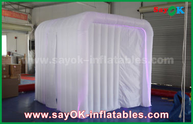 La cabina gonfiabile bianca della foto di evento della tenda gonfiabile del partito con RGB ha condotto la luce/due porte