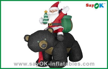 Decorazione gonfiabile di Natale del pupazzo di neve di Santa di Natale con il regalo e l'orso nero