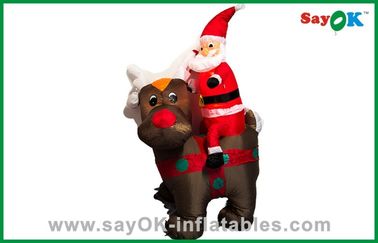Decorazione gonfiabile di Natale di Natale del padre sveglio di Santa che guida un orso nero