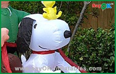 Famiglia gonfiabile di Natale con il cane in slitta per la decorazione di Natale