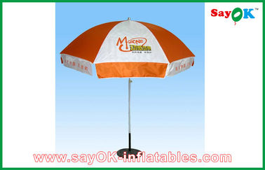 La piccola tenda del baldacchino di pop-up che annuncia il giro dell'estate dell'ombrello del parasole del poliestere espone al sole il parasole del giardino