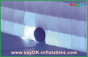 La pubblicità della cabina visualizza L2.4 W2.4 H2.5M Custom Inflatable Products con luce principale per l'evento