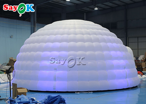 Tenda gonfiabile bianca della cupola dell'iglù con le luci principali per gli eventi di nozze