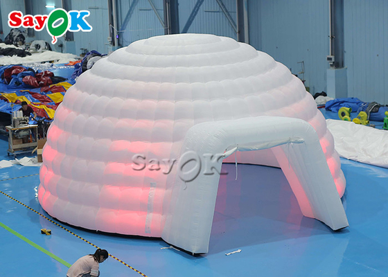 Tenda gonfiabile bianca della cupola dell'iglù con le luci principali per gli eventi di nozze