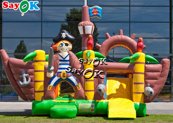 Il pirata all'aperto salta il trampolino gonfiabile del castello con lo scorrevole per i bambini