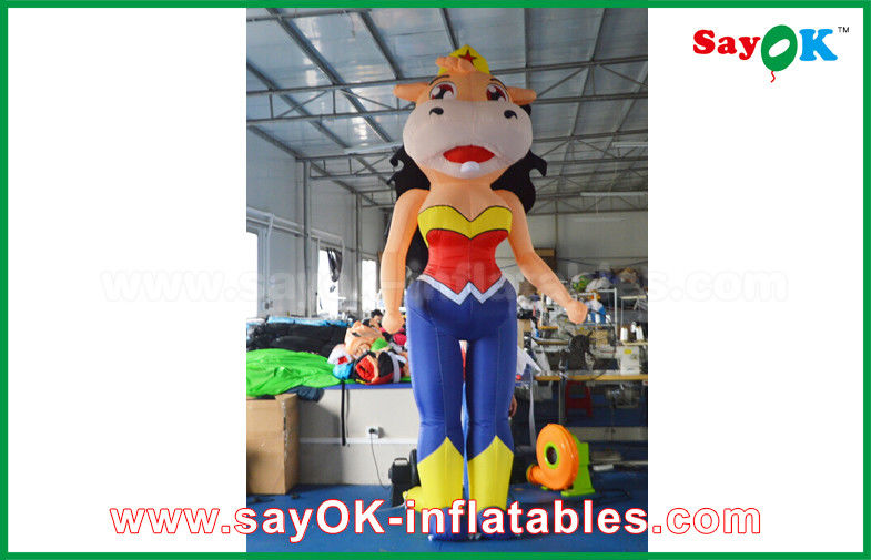 Palloni pubblicitari gonfiabili Altezza 2m Personaggi di cartoni animati gonfiabili Vacca imperatrice gonfiabile con soffiatore incorporato