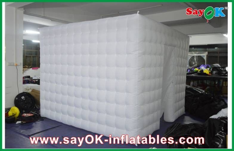 La cabina gonfiabile della foto assume la cabina gonfiabile attraente della foto ha condotto la luce con una porta Logo Printing