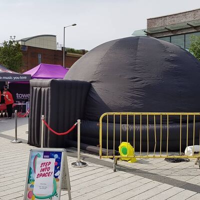 Scuola di colore nero Educazione Planetario Cupola Tenda Cinema mobile Proiezione Planetario Cupola gonfiabile Da dimensioni 4m-10m